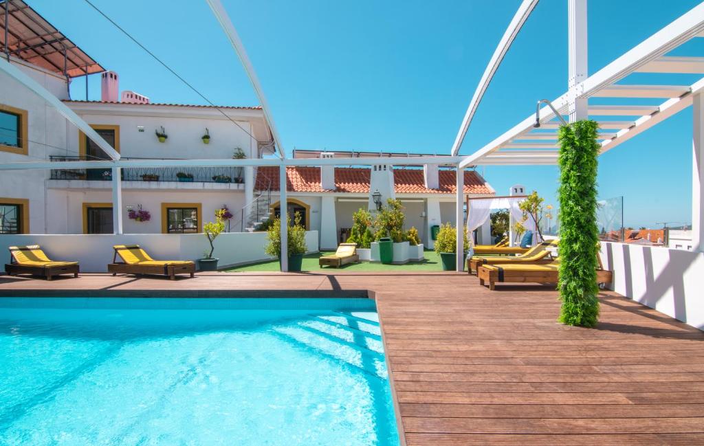 Exterior do Loulé Jardim Hotel no Algarve, com piscina e espreguiçadeiras
