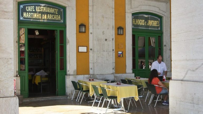 Entrada do Martinho da Arcada, café/restaurante típico em Lisboa.