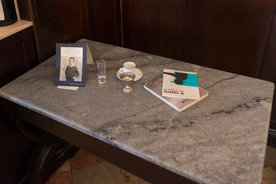 Mesa do café Martinho da Arcada onde se sentava habitualmente o escritor Fernando Pessoa, com objetos alusivos ao mesmo.