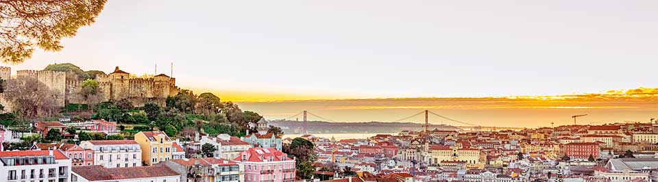 Vista de Miradouro para a cidade de Lisboa com a ponte 25 de Abril e o Castelo de São Jorge ao fundo.