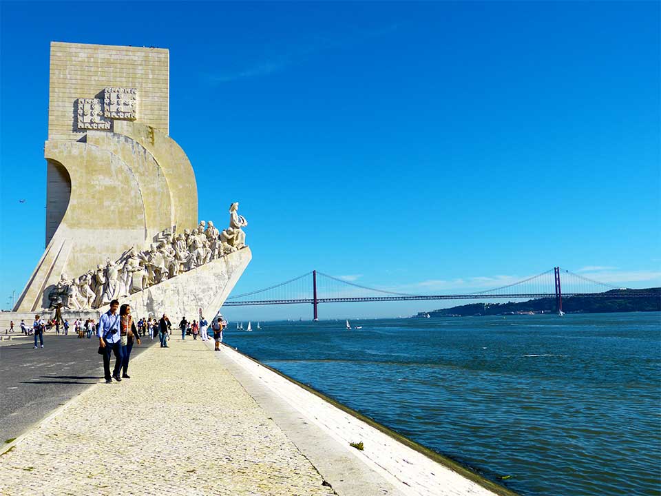 Padrão dos Descobrimentos em Lisboa, junto ao rio Tejo com a Ponte 25 de Abril no horizonte.