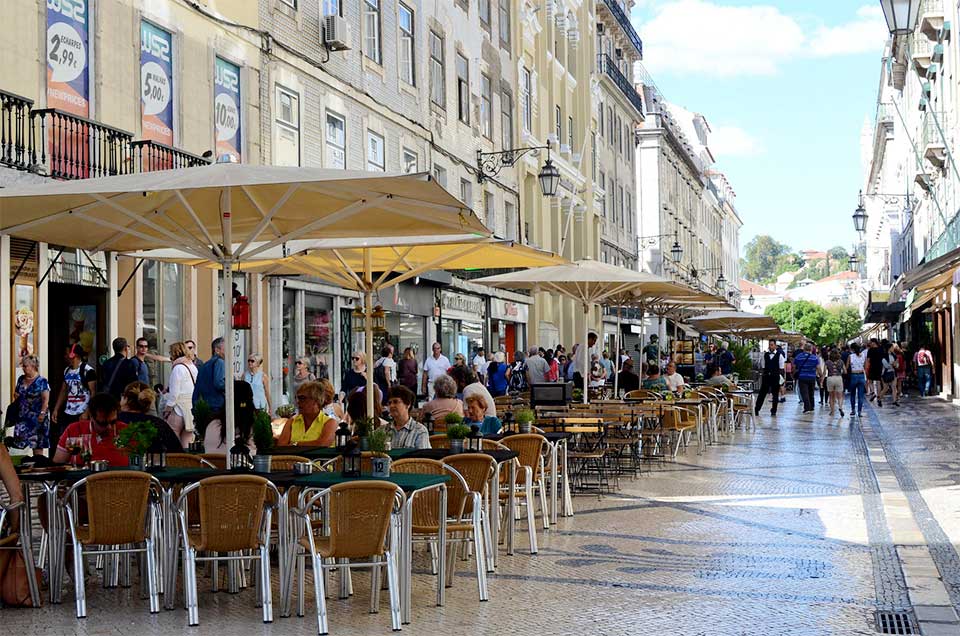 Esplanadas de cafés e restaurantes na rua Augusta, na baixa de Lisboa.