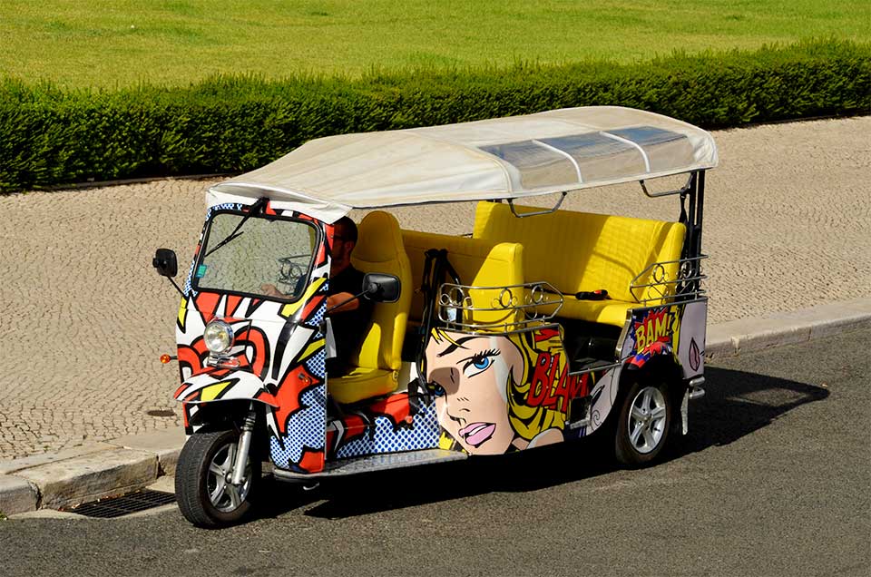 Tuktuk com pintura colorida, na cidade de Lisboa.