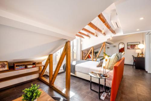 Quarto com uma cama e decoração em madeira no LISBON WINE HOUSE